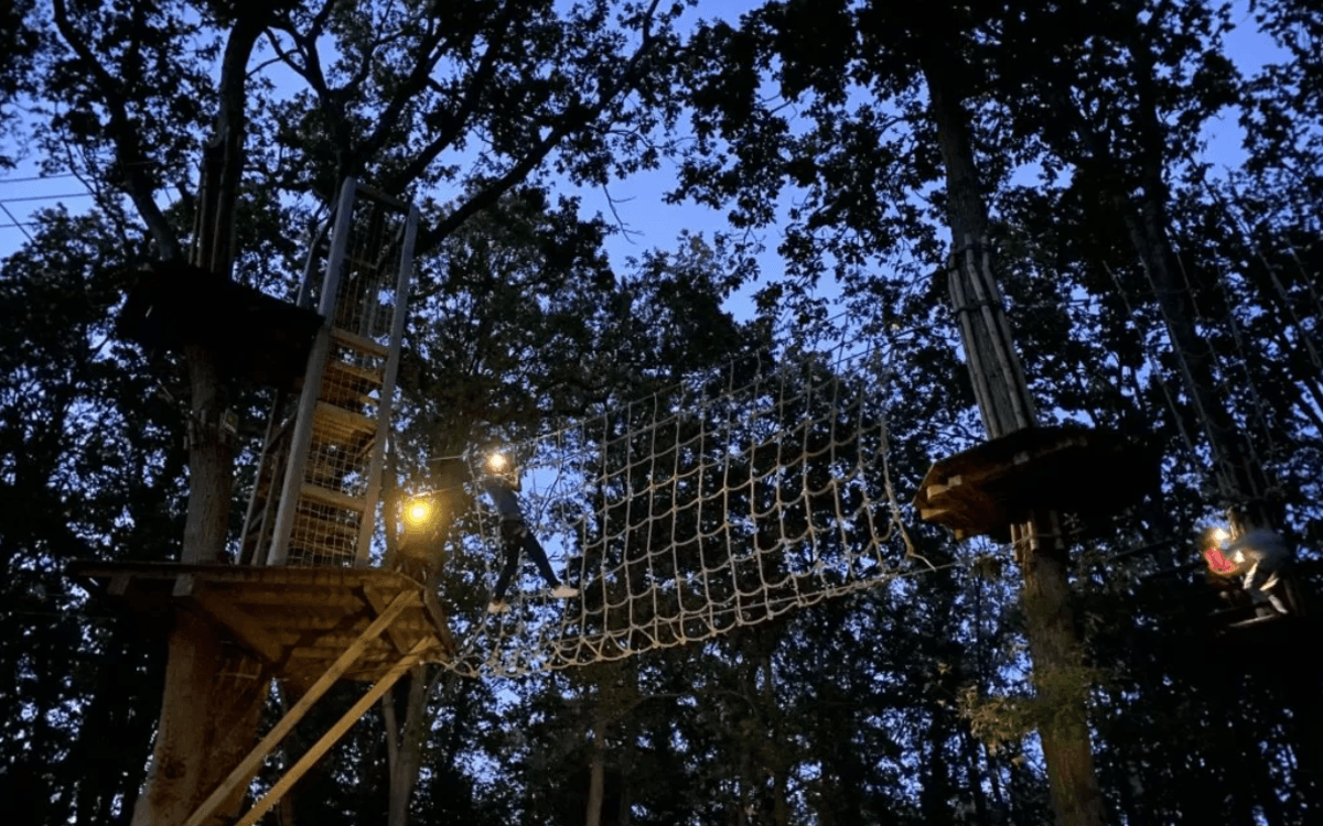 Les parcours nocturnes d'accrobranches à Accrocamp