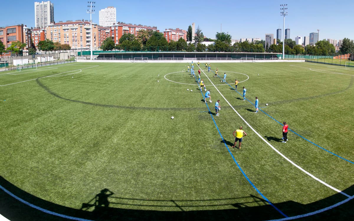 Paris sport proximité : football mixte et tennis au centre sportif Déjerine
