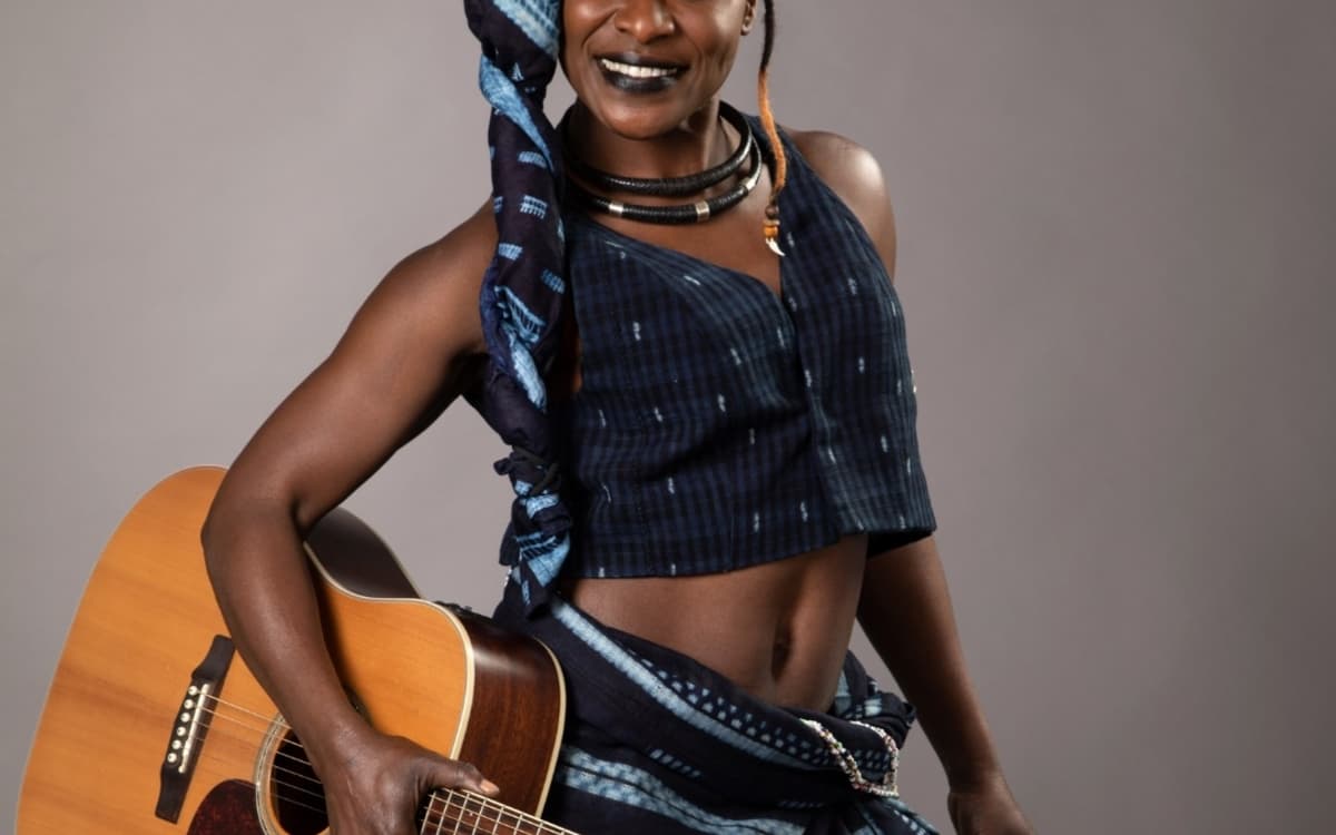 Découvrez une artiste musicienne, auteure-compositrice et interprète !