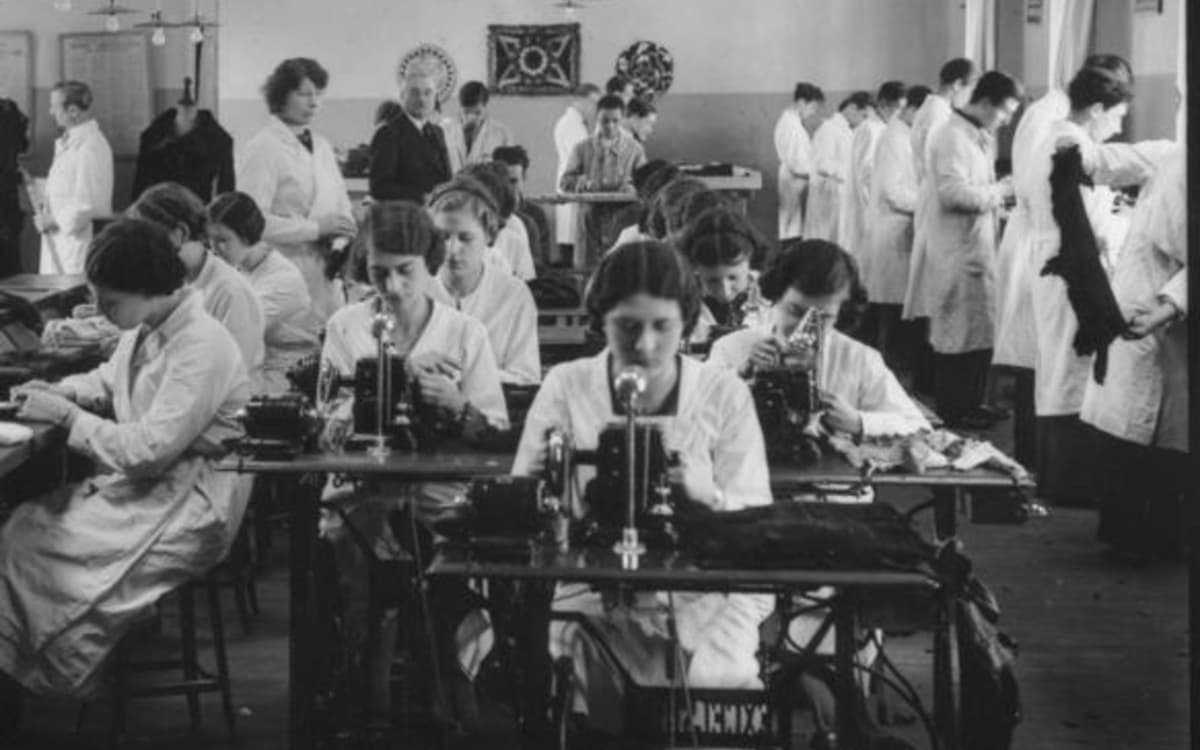 Vêtements en pointillé : L'apprentissage de la couture dans les écoles de jeunes filles