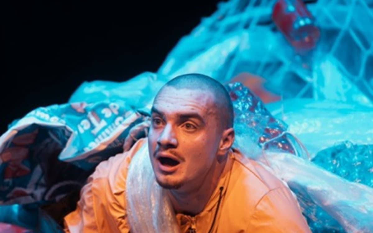 Lucienne Eden, la rencontre de deux âmes sur une île fantastique : nouvelle comédie au Funambule Montmartre