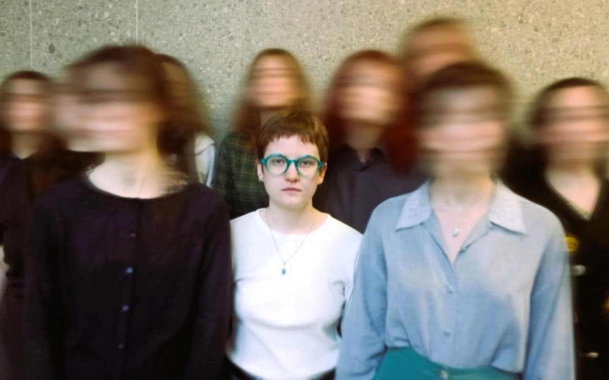 Dehors devant la porte