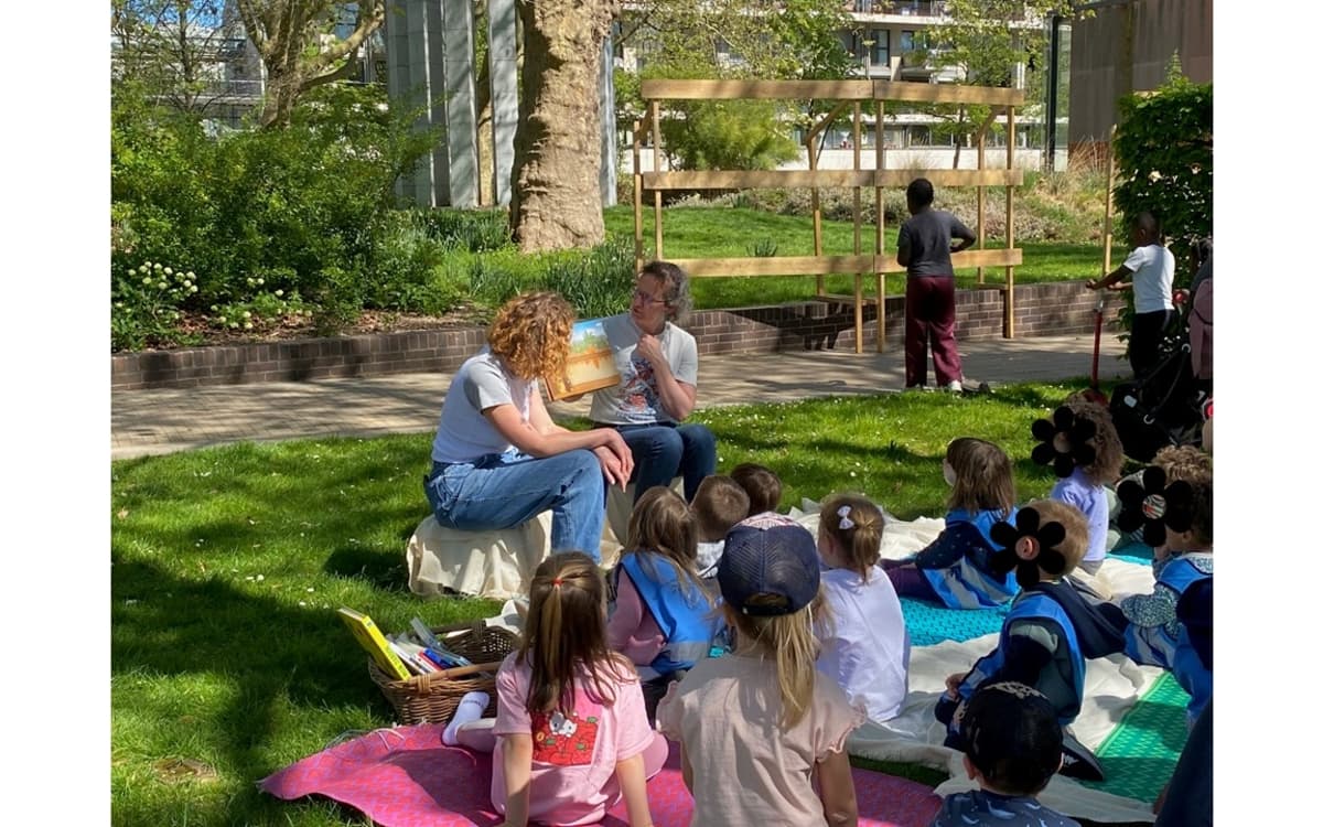 Lecture au jardin pour les enfants