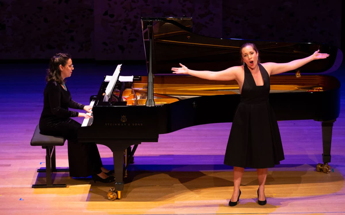 MAIRIE DU 8ème ARRONDISSEMENT / Entre ombre et lumière : récital pour voix de soprano et piano