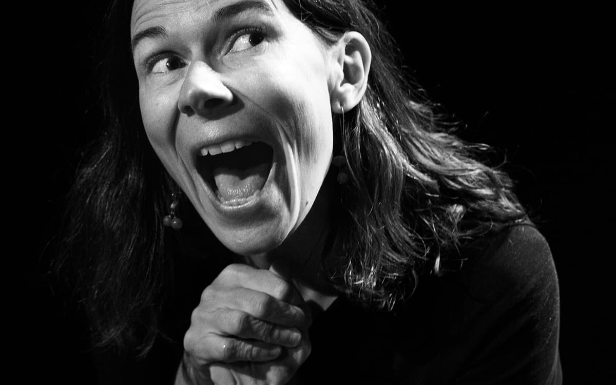 Spectacle "Contes d'étoffes" avec Cécile Leoen de la compagnie Wakibus