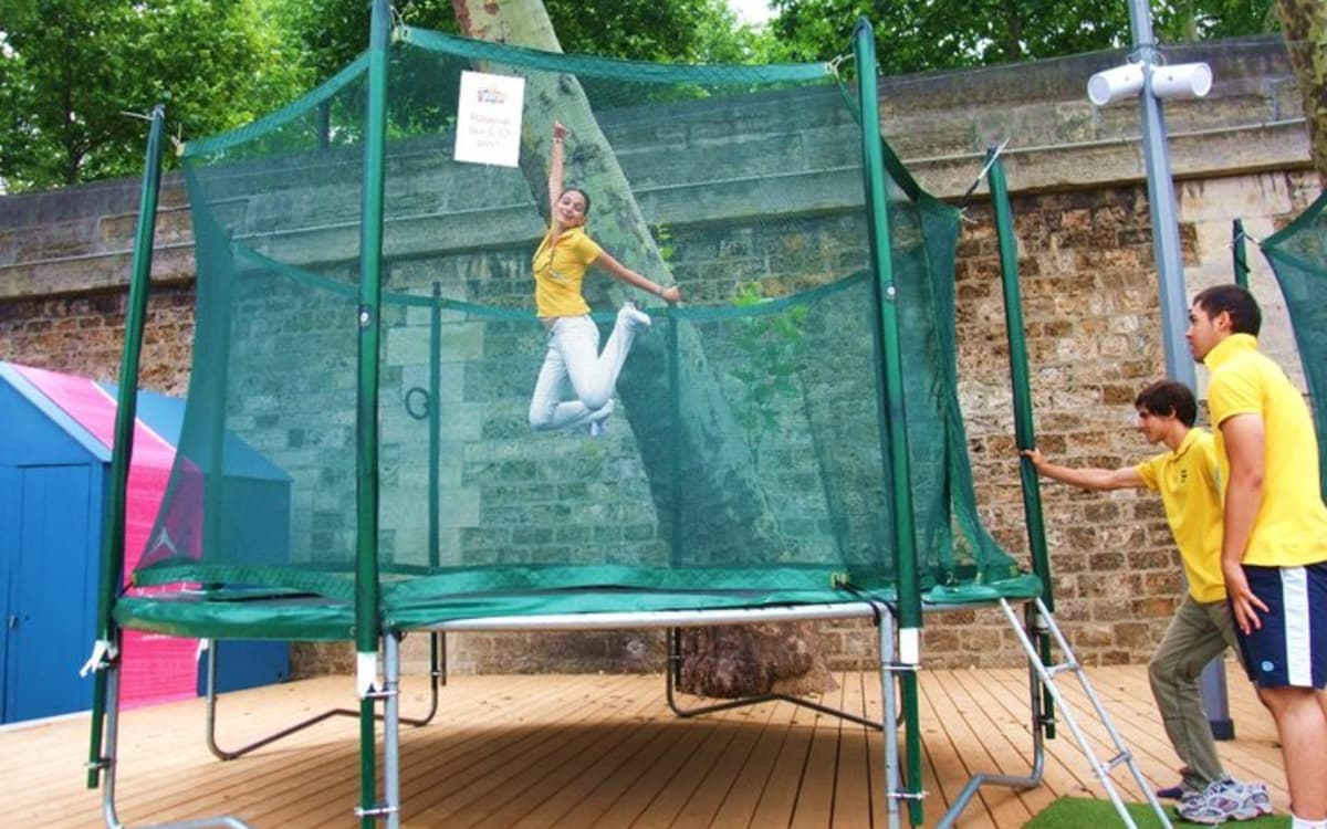 Des trampolines pour sauter tout l'été au bassin de la Villette