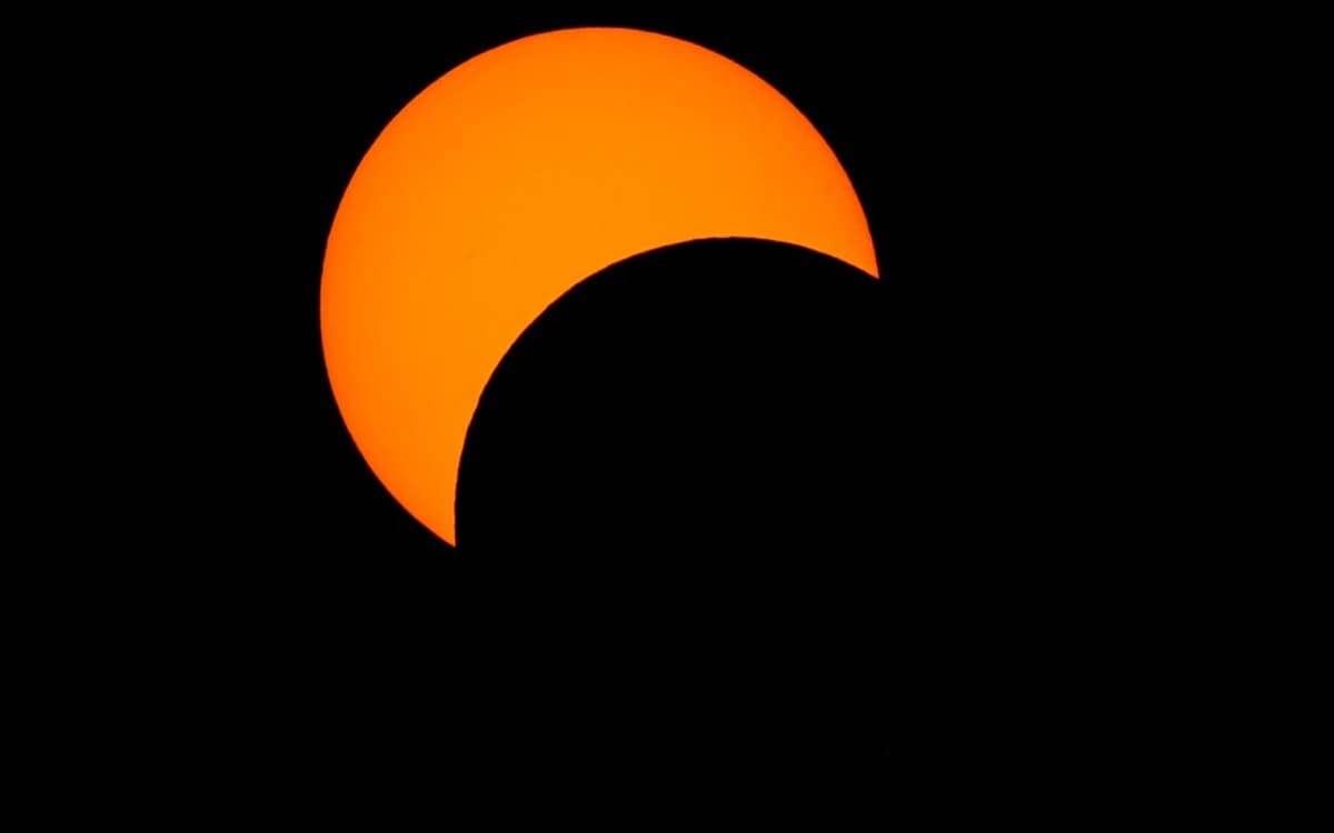 Observation de l'éclipse de Soleil au parc André Citroën
