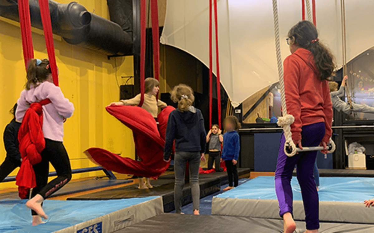 Stage cirque pour les enfants pendant les vacances d'été