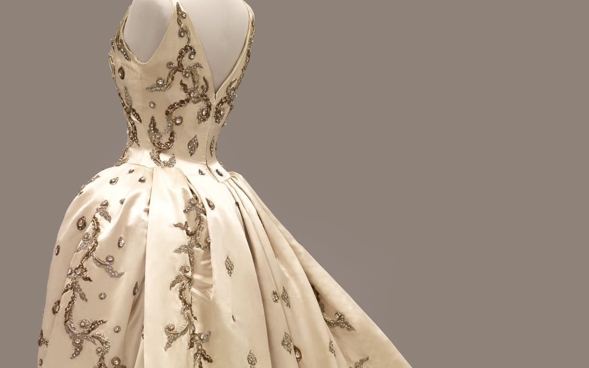 La mode en majesté, haute couture et tradition à la cour de Thaïlande