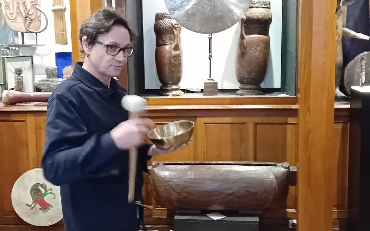 Pouvoirs et magie des vibrations sonores sur le corps humain (bol chantant, gong, percussions chamanique…)