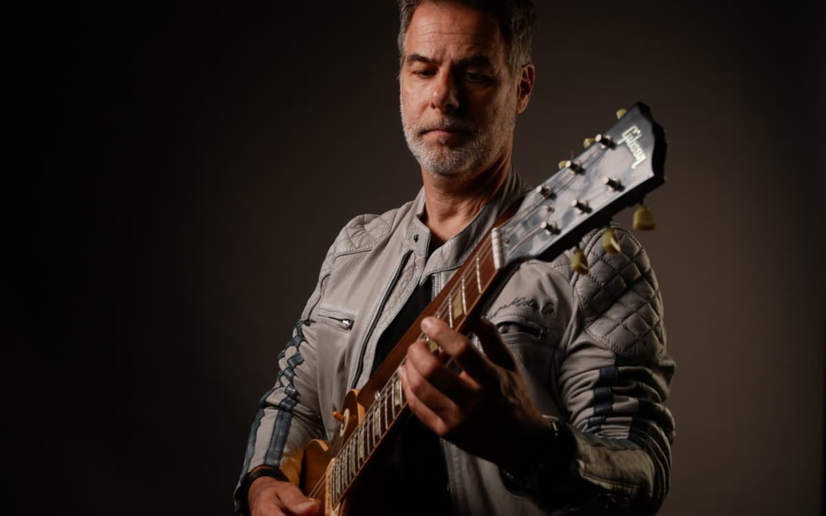 Kamil Rustam en concert pour la sortie de l'album Listen Up!