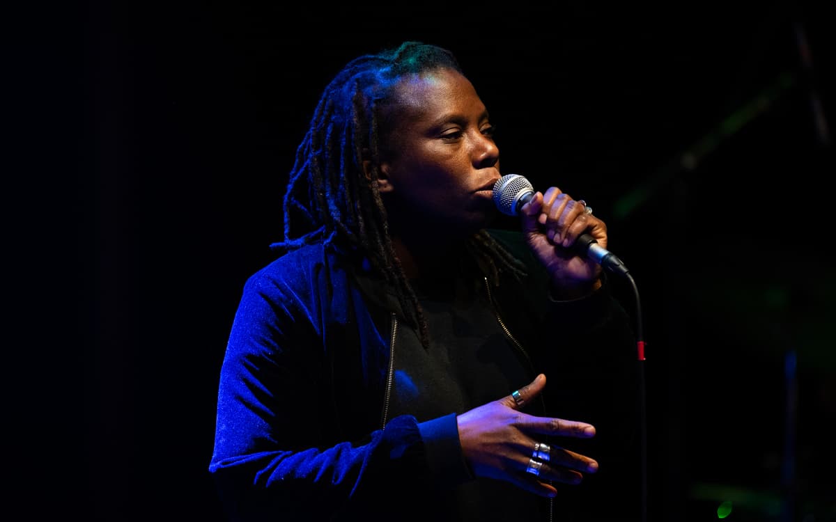 Caillasses Live • Performance de Joëlle Sambi