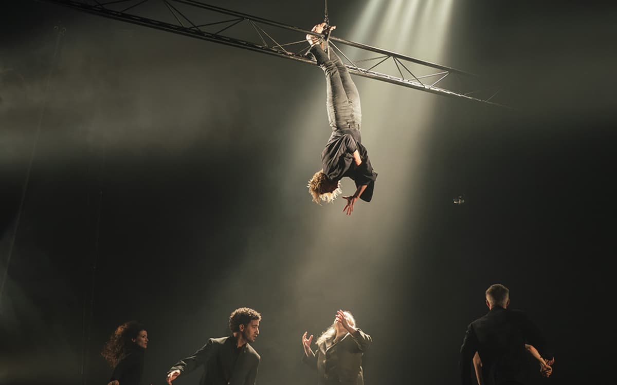 La Chute des Anges, un spectacle de cirque spectaculaire et envoûtant au Théâtre Silvia Monfort