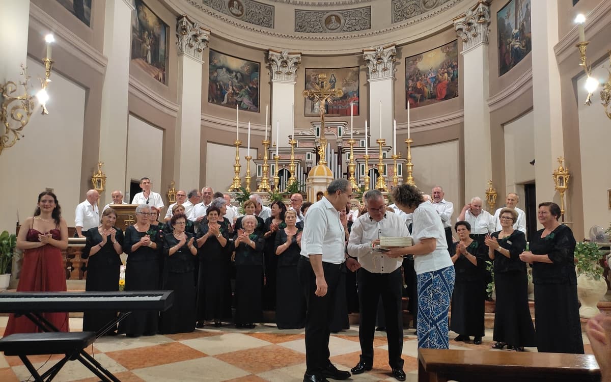 Messe chantée dans l'église de la Madeleine : Chorale « San Mamede de Zamáns » et Chorale « Atlántida de Matamá » - Vigo, Espagne