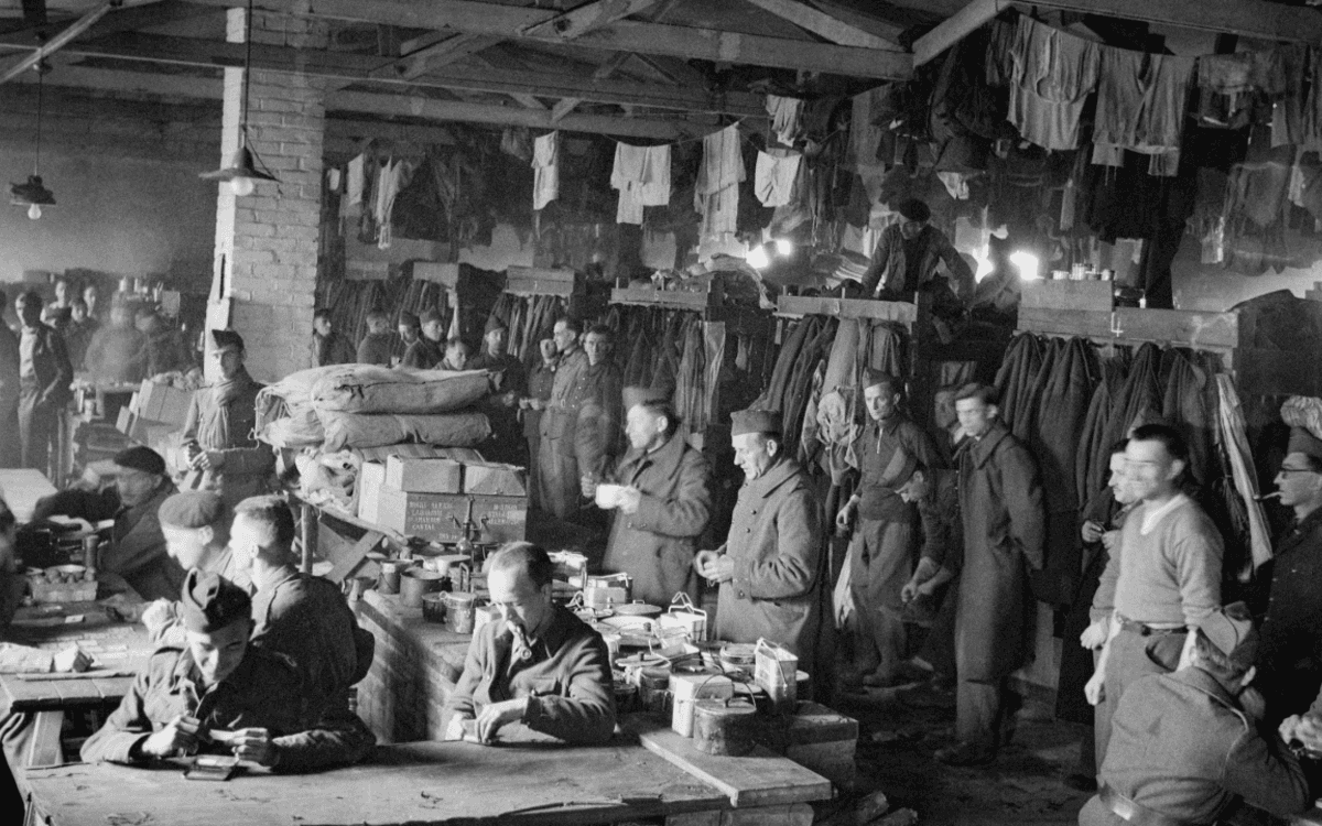 Photographier la captivité : histoire et mémoire(s) des camps de prisonniers de la Seconde Guerre mondiale