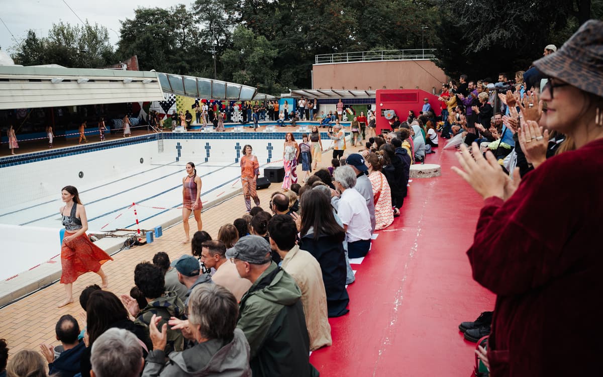 L'heure du bain : Battle de danse par la boom électro dans la piscine